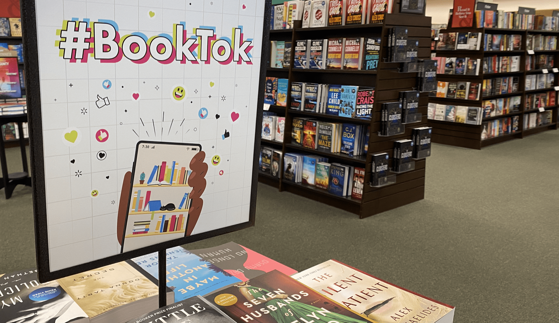 Sign at Barnes and Noble that says #BookTok